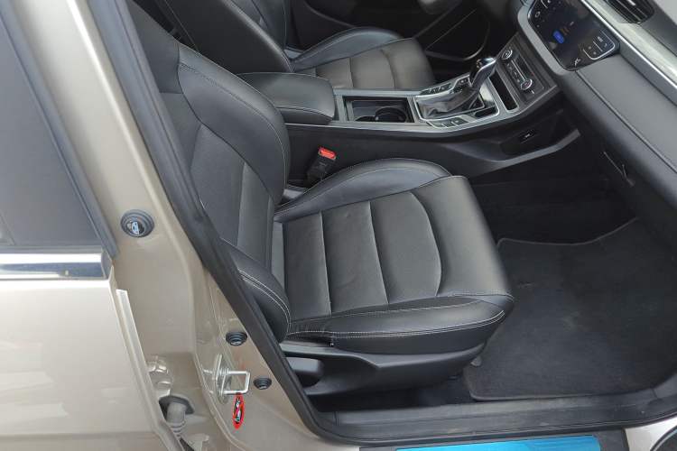 Used Geely Auto Emgrand 2019 Leading Edition 1.5L CVT Upward-Connected Model China VI Standard Right Front Seat