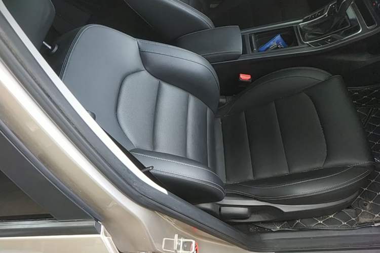 Used Geely Auto Emgrand 2019 Leading Edition 1.5L CVT Luxury Model China VI Standard Right Front Seat