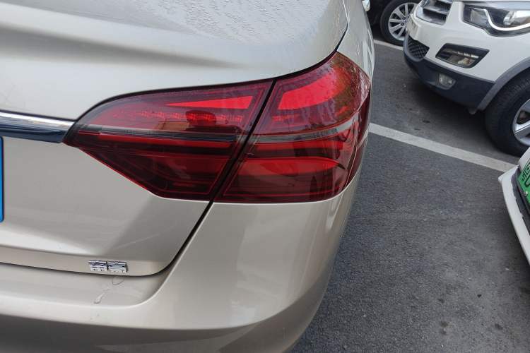 Used Geely Auto Emgrand 2019 Leading Edition 1.5L CVT Upward-Connected Model China VI Standard Right Rear Taillight