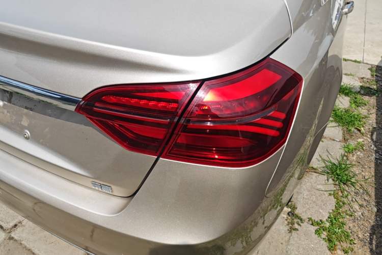 Used Geely Auto Emgrand 2019 Leading Edition 1.5L CVT Upward-Connected Model China VI Standard Right Rear Taillight
