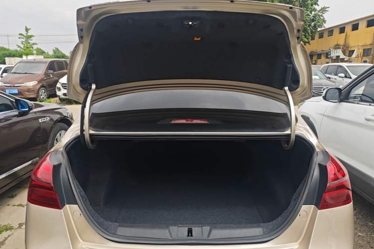 Used Geely Auto Emgrand 2019 Leading Edition 1.5L CVT Upward-Connected Model China VI Standard Trunk