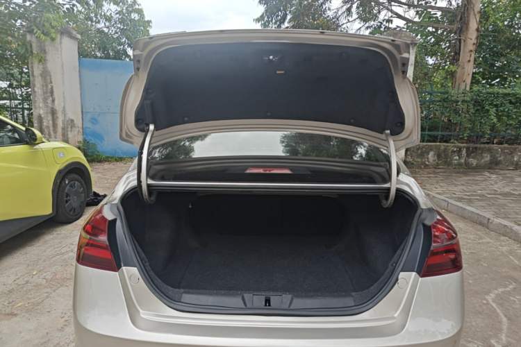 Used Geely Auto Emgrand 2019 Leading Edition 1.5L CVT Luxury Model China VI Standard Trunk