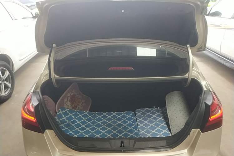 Used Geely Auto Emgrand 2019 Leading Edition 1.5L CVT Luxury Model China VI Standard Trunk