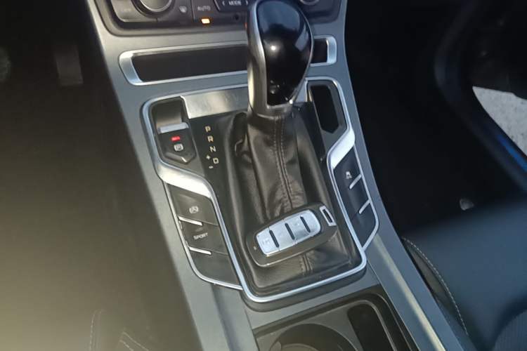 Used Geely Auto Emgrand 2019 Leading Edition 1.5L CVT Upward-Connected Model China VI Standard Gear Lever