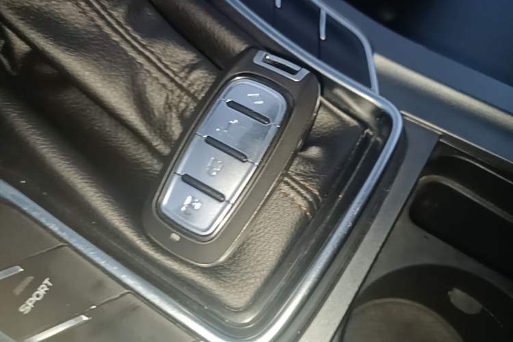 Used Geely Auto Emgrand 2019 Leading Edition 1.5L CVT Upward-Connected Model China VI Standard Interior 1