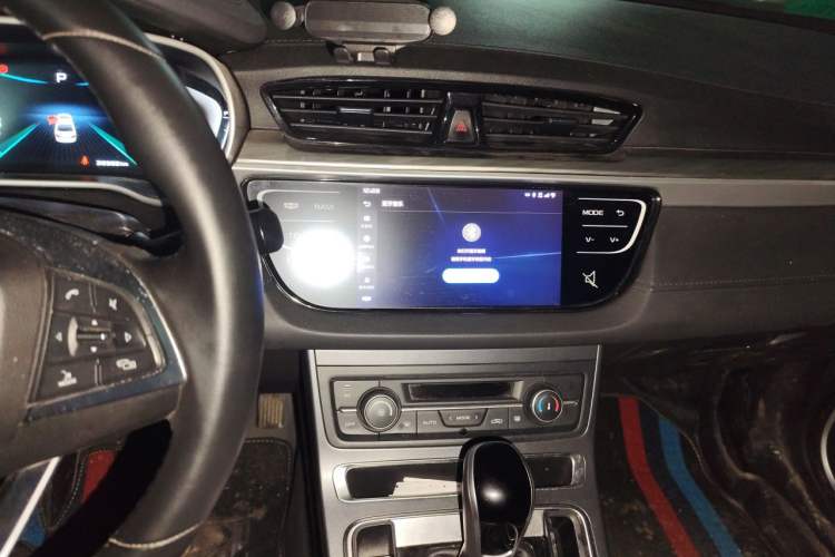 Used Geely Auto Emgrand 2019 Leading Edition 1.5L CVT Upward-Connected Model China VI Standard Audio And AC Panel
