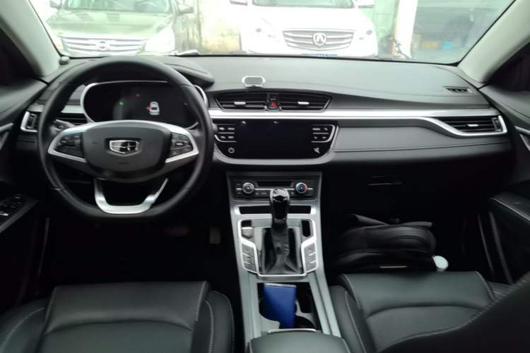 Used Geely Auto Emgrand 2019 Leading Edition 1.5L CVT Upward-Connected Model China VI Standard Center Console