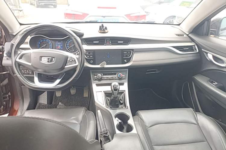 Used Geely Auto Emgrand 2019 Leading Edition 1.5L Manual Luxury Model China VI Standard Center Console