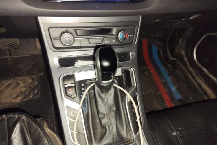Used Geely Auto Emgrand 2019 Leading Edition 1.5L CVT Upward-Connected Model China VI Standard Gear Lever