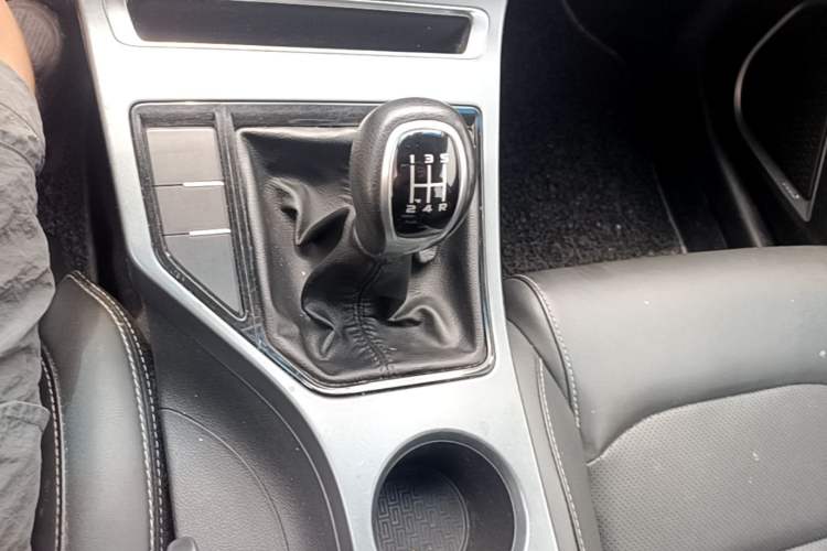 Used Geely Auto Emgrand 2019 Leading Edition 1.5L Manual Luxury Model China VI Standard Gear Lever