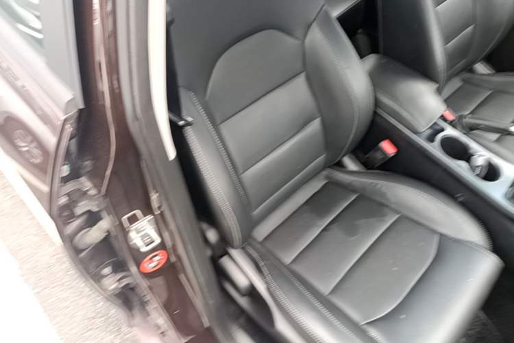Used Geely Auto Emgrand 2019 Leading Edition 1.5L Manual Luxury Model China VI Standard Right Front Seat