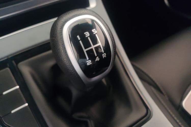 Used Geely Auto Emgrand 2019 Leading Edition 1.5L Manual Upgraded Connectivity Model China VI Standard Gear Lever