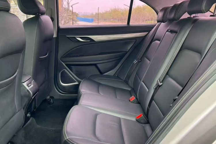 Used Geely Auto Emgrand 2019 Leading Edition 1.5L CVT Luxury Model China VI Standard Interior 3