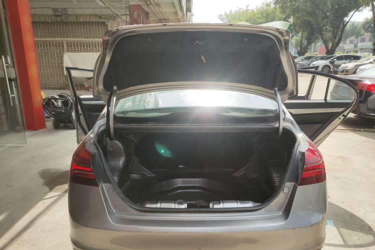 Used Geely Auto Emgrand 2019 Leading Edition 1.5L CVT Luxury Model China VI Standard Trunk
