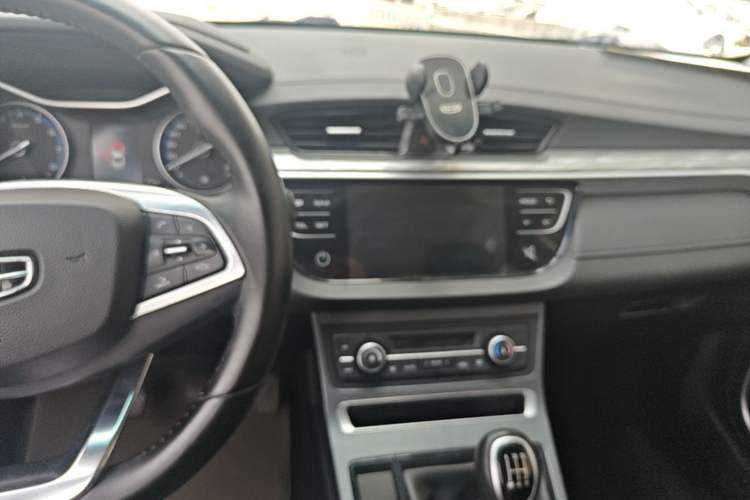 Used Geely Auto Emgrand 2019 Leading Edition 1.5L Manual Luxury Model China VI Standard Audio And AC Panel