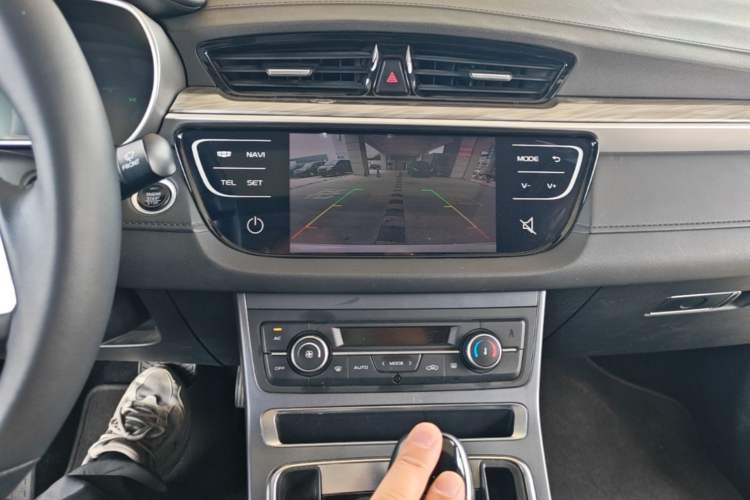 Used Geely Auto Emgrand 2019 Leading Edition 1.5L CVT Upward-Connected Model China VI Standard Audio And AC Panel