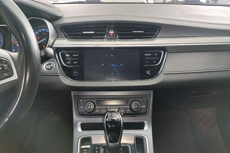 Used Geely Auto Emgrand 2019 Leading Edition 1.5L CVT Luxury Model China VI Standard Audio And AC Panel