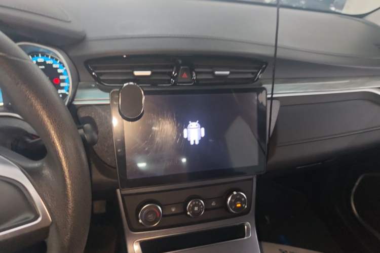 Used Geely Auto Emgrand 2019 Leading Edition 1.5L Manual Fashion Model China VI Standard Audio And AC Panel