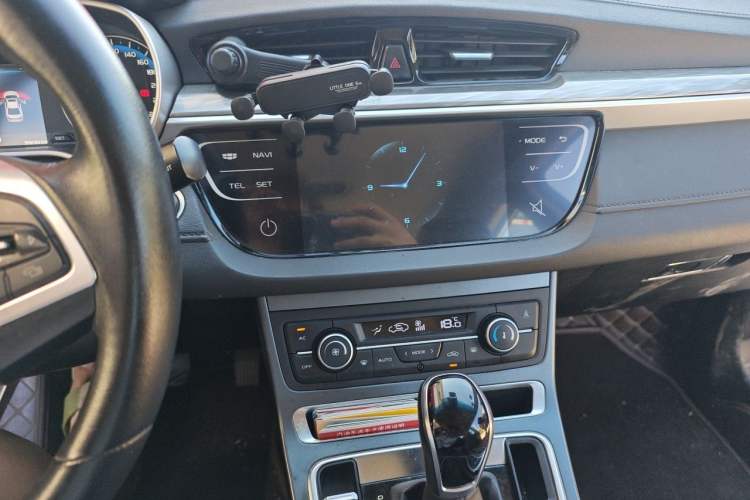 Used Geely Auto Emgrand 2019 Leading Edition 1.5L CVT Luxury Model China VI Standard Audio And AC Panel