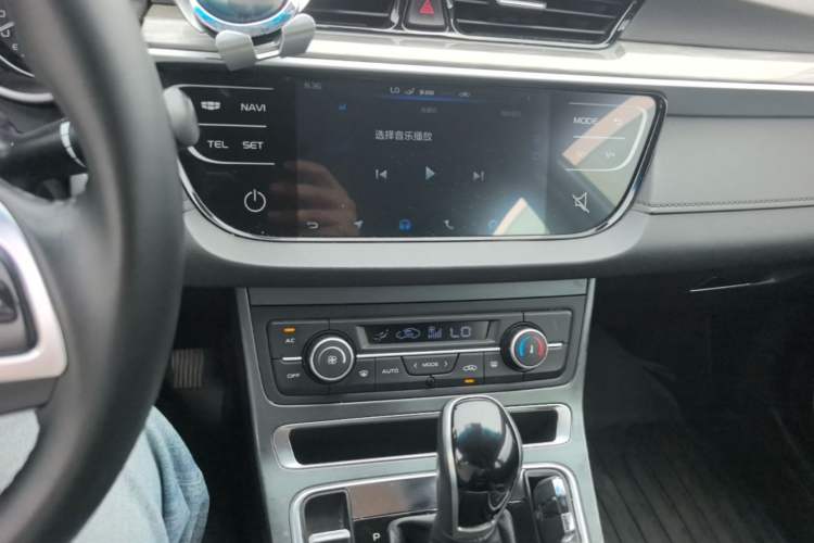 Used Geely Auto Emgrand 2019 Leading Edition 1.5L CVT Luxury Model China VI Standard Audio And AC Panel