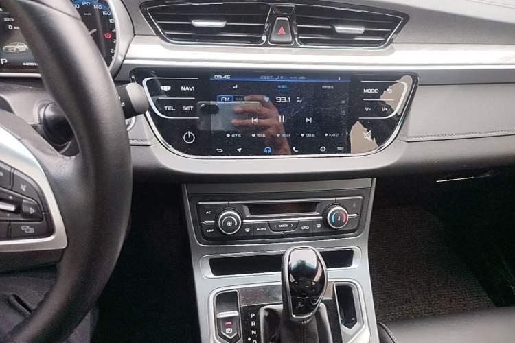 Used Geely Auto Emgrand 2019 Leading Edition 1.5L CVT Luxury Model China VI Standard Audio And AC Panel