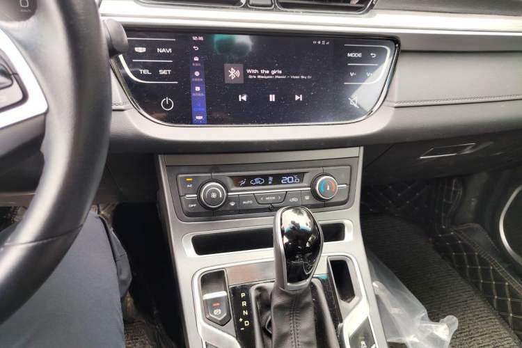 Used Geely Auto Emgrand 2019 Leading Edition 1.5L CVT Upward-Connected Model China VI Standard Audio And AC Panel