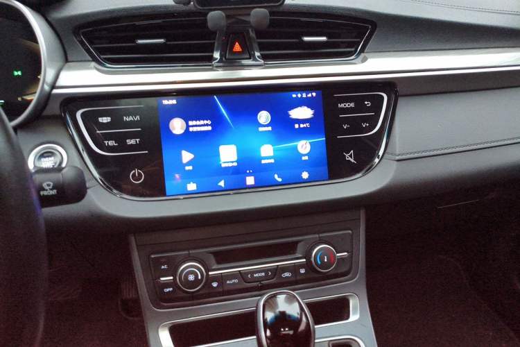 Used Geely Auto Emgrand 2019 Leading Edition 1.5L CVT Upward-Connected Model China VI Standard Audio And AC Panel