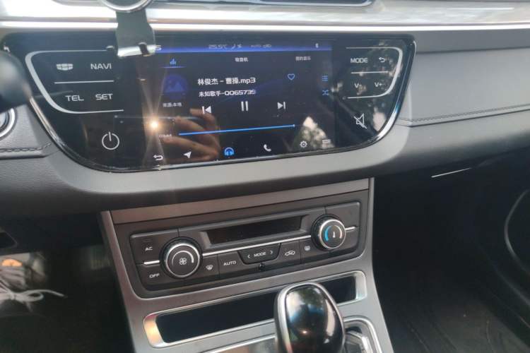 Used Geely Auto Emgrand 2019 Leading Edition 1.5L CVT Luxury Model China VI Standard Audio And AC Panel