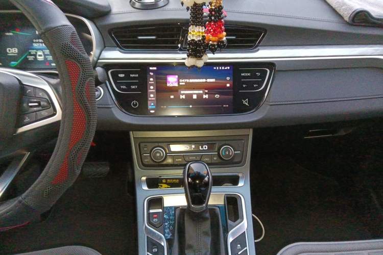 Used Geely Auto Emgrand 2019 Leading Edition 1.5L CVT Upward-Connected Model China VI Standard Audio And AC Panel