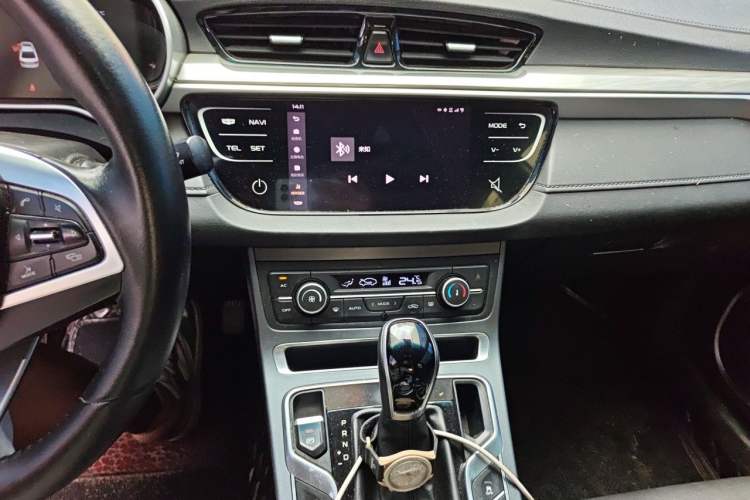 Used Geely Auto Emgrand 2019 Leading Edition 1.5L CVT Upward-Connected Model China VI Standard Audio And AC Panel