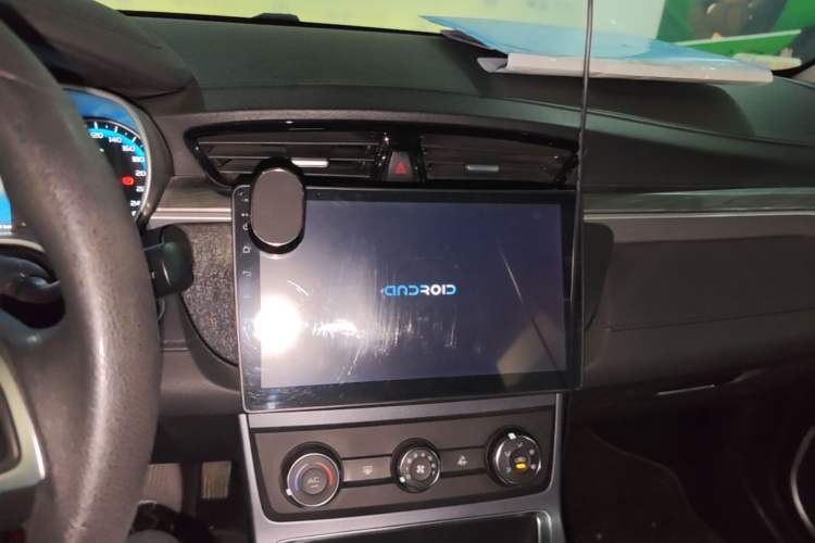 Used Geely Auto Emgrand 2019 Leading Edition 1.5L Manual Fashion Model China VI Standard Audio And AC Panel