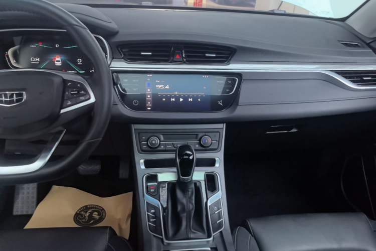 Used Geely Auto Emgrand 2019 Leading Edition 1.5L CVT Upward-Connected Model China VI Standard Audio And AC Panel