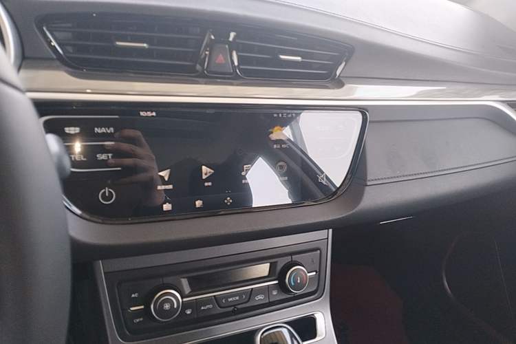 Used Geely Auto Emgrand 2019 Leading Edition 1.5L CVT Upward-Connected Model China VI Standard Audio And AC Panel