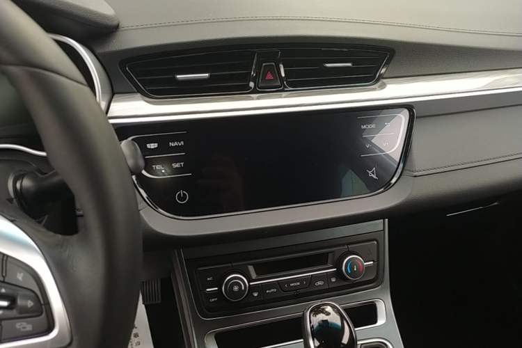Used Geely Auto Emgrand 2019 Leading Edition 1.5L CVT Upward-Connected Model China VI Standard Audio And AC Panel