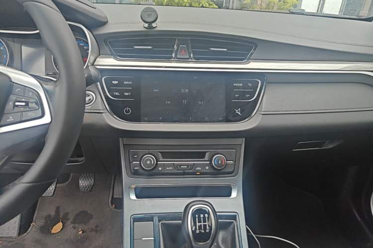 Used Geely Auto Emgrand 2019 Leading Edition 1.5L Manual Luxury Model China V Standard Audio And AC Panel
