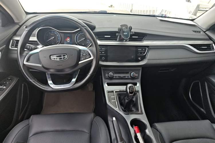 Used Geely Auto Emgrand 2019 Leading Edition 1.5L Manual Luxury Model China VI Standard Center Console