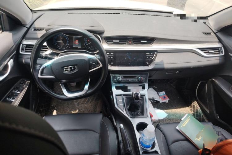 Used Geely Auto Emgrand 2019 Leading Edition 1.5L Manual Luxury Model China VI Standard Center Console
