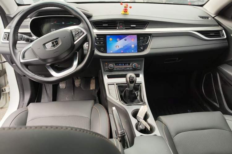 Used Geely Auto Emgrand 2019 Leading Edition 1.5L Manual Upgraded Connectivity Model China VI Standard Center Console