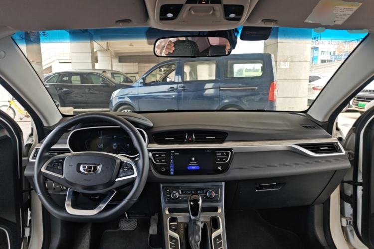 Used Geely Auto Emgrand 2019 Leading Edition 1.5L CVT Upward-Connected Model China VI Standard Center Console