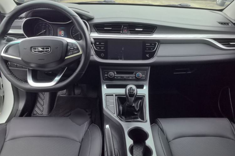Used Geely Auto Emgrand 2019 Leading Edition 1.5L Manual Luxury Model China VI Standard Center Console