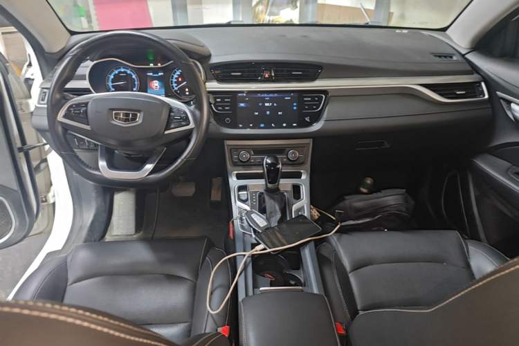 Used Geely Auto Emgrand 2019 Leading Edition 1.5L CVT Luxury Model China VI Standard Center Console