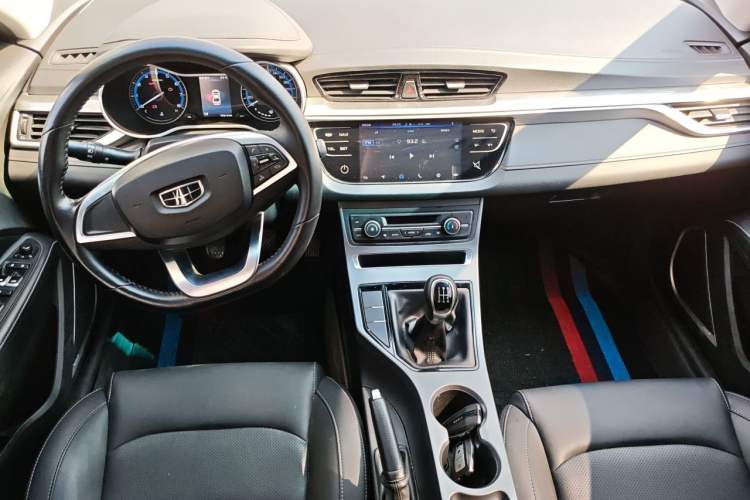 Used Geely Auto Emgrand 2019 Leading Edition 1.5L Manual Luxury Model China VI Standard Center Console