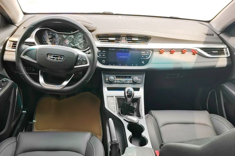 Used Geely Auto Emgrand 2019 Leading Edition 1.5L Manual Luxury Model China VI Standard Center Console