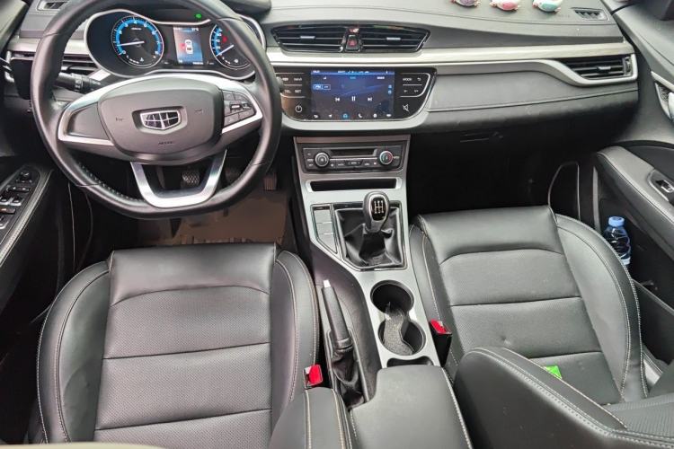 Used Geely Auto Emgrand 2019 Leading Edition 1.5L Manual Luxury Model China VI Standard Center Console