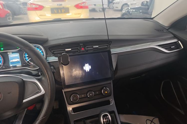 Used Geely Auto Emgrand 2019 Leading Edition 1.5L Manual Fashion Model China VI Standard Center Console