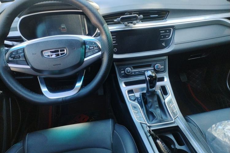 Used Geely Auto Emgrand 2019 Leading Edition 1.5L CVT Upward-Connected Model China VI Standard Center Console