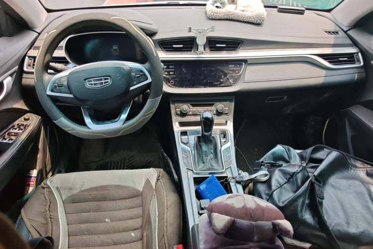 Used Geely Auto Emgrand 2019 Leading Edition 1.5L CVT Upward-Connected Model China VI Standard Center Console