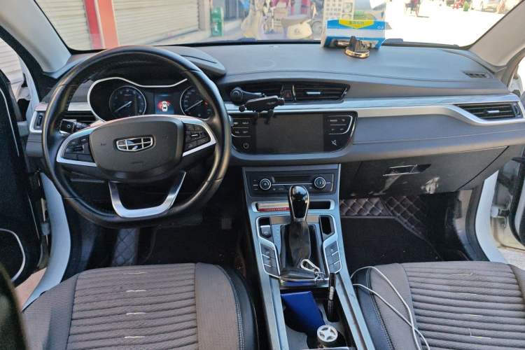 Used Geely Auto Emgrand 2019 Leading Edition 1.5L CVT Luxury Model China VI Standard Center Console
