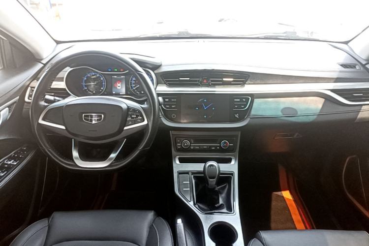 Used Geely Auto Emgrand 2019 Leading Edition 1.5L Manual Luxury Model China VI Standard Center Console