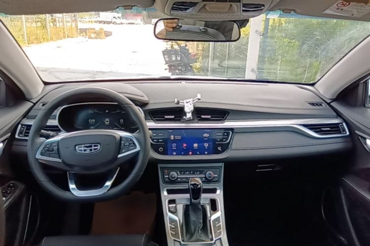 Used Geely Auto Emgrand 2019 Leading Edition 1.5L CVT Upward-Connected Model China VI Standard Center Console